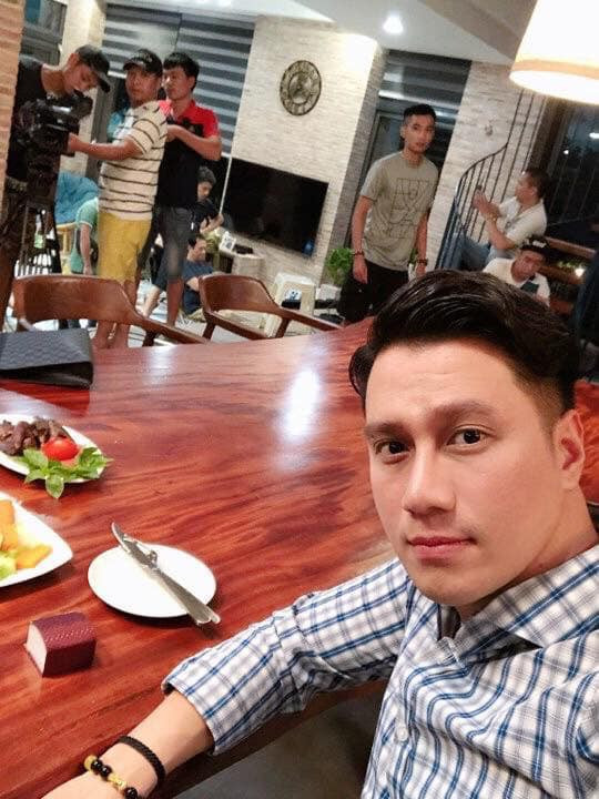 Sau phẫu thuật thẩm mỹ, Việt Anh gây ‘sốc’ với gương mặt nữ tính ảnh 6 Hết bị chê búp bê lỗi, Việt Anh lại gây ‘sốc’ với gương mặt nữ tính - ảnh 7