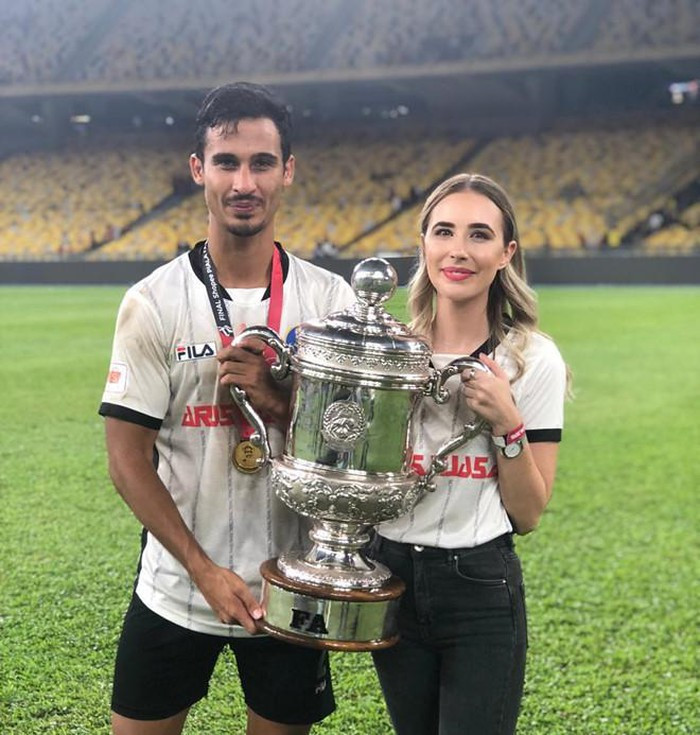 Dàn bạn gái và vợ toàn MC, diễn viên, người mẫu của đội tuyển Malaysia ảnh 7