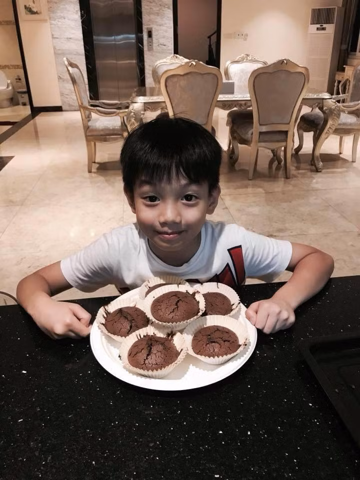 Cuộc sống của các Rich kid thế hệ 10X nhà sao Việt: Ở biệt thự triệu đô, tủ đồ ngập hàng hiệu, du lịch khắp thế giới ảnh 35