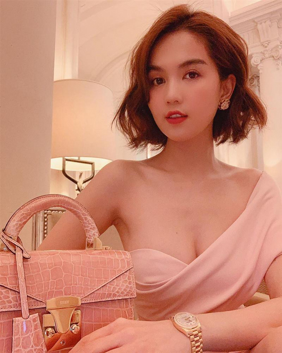 Đăng status lạ, Ngọc Trinh dính nghi vấn đã chia tay người tình đại gia ảnh 1 Ngọc Trinh triết lý yêu đương vỡ mộng, dân mạng nghi Ngọc Trinh đã chia tay người tình đại gia-2