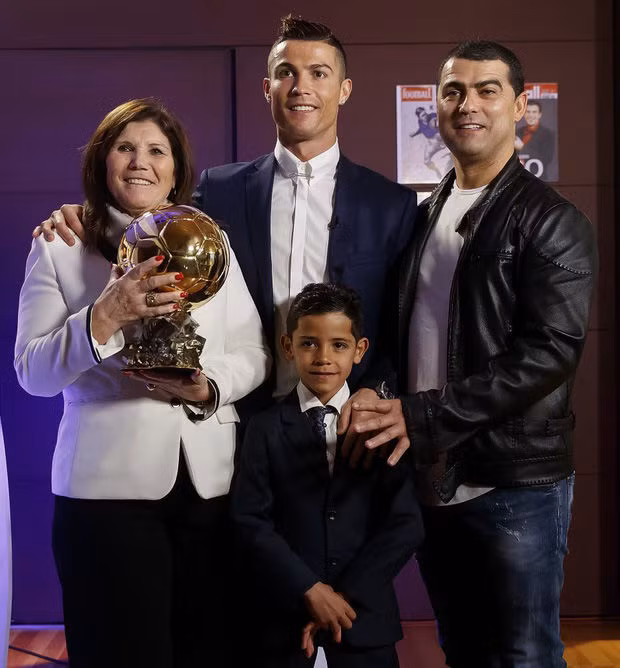 Ronaldo hạnh phúc bên mẹ, anh trai và con trai.