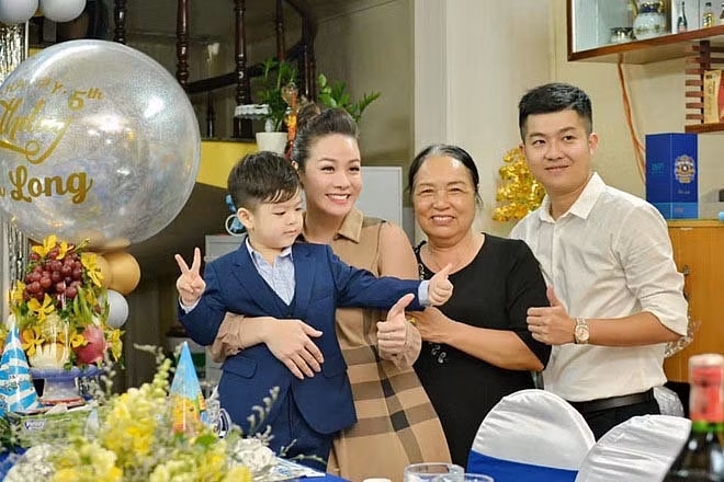 Hình ảnh Nhật Kim Anh cùng chồng cũ tổ chức sinh nhật cho con. Tuy nhiên, chồng cũ vẫn chưa thoải mái để nữ nghệ sĩ đa tài gặp con thường xuyên.