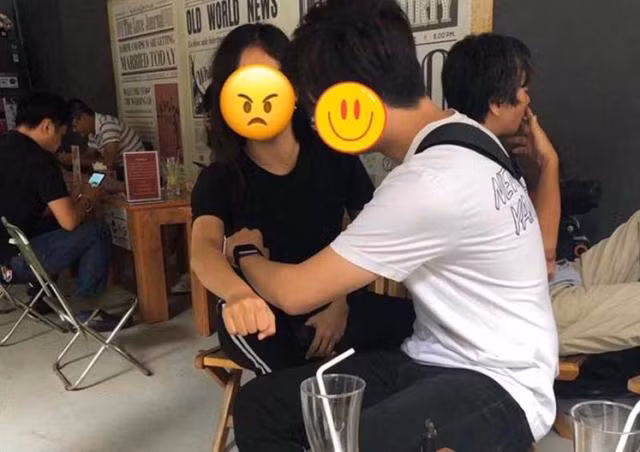 Anh chàng khoe tay rồi chê tay người yêu đen.