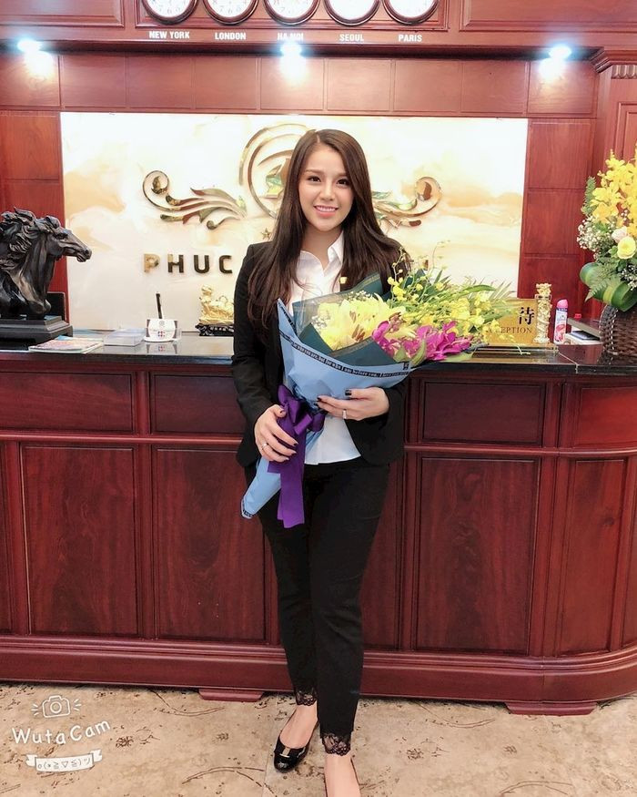 Khánh Linh làm bà chủ khi còn rất trẻ.