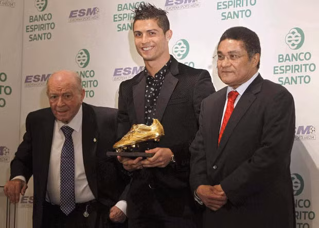 Ronaldo bán đấu giá chiếc giày vàng châu Âu 2011.
