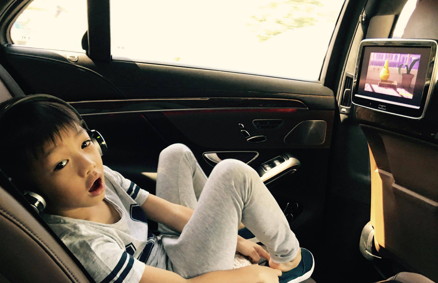 Cuộc sống của các Rich kid thế hệ 10X nhà sao Việt: Ở biệt thự triệu đô, tủ đồ ngập hàng hiệu, du lịch khắp thế giới ảnh 40 Cuộc sống của các Rich kid thế hệ 10X nhà sao Việt: Ở biệt thự triệu đô, tủ đồ ngập hàng hiệu, du lịch khắp thế giới ảnh 40