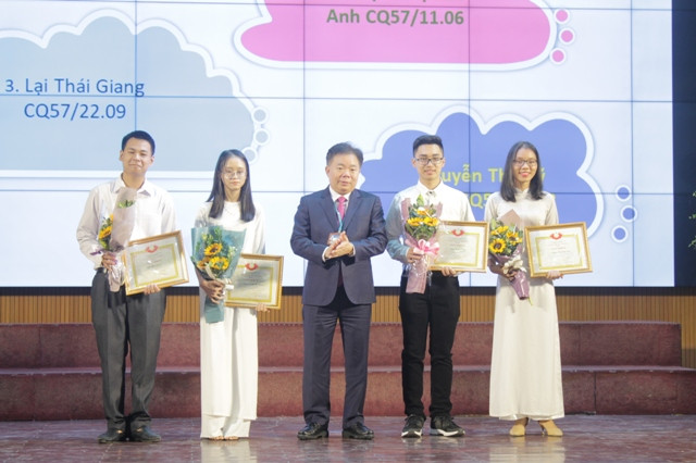 PGS.TS Nguyễn Trọng Cơ tặng bằng khen cho những sinh viên đạt kết quả cao trong đợt xét tuyển đầu vào.