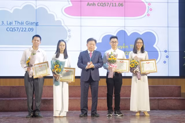 PGS.TS Nguyễn Trọng Cơ tặng bằng khen cho những sinh viên đạt kết quả cao trong đợt xét tuyển đầu vào.