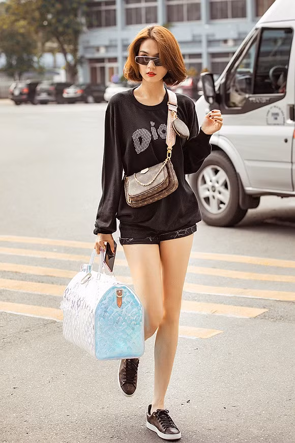 Đâu cần bikini, với style toàn hàng hiệu này - Ngọc Trinh cũng khiến dân tình bấn loạn - Hình 7