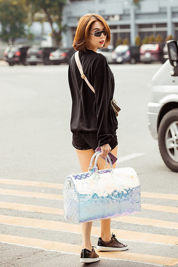 Đâu cần bikini, với style toàn hàng hiệu này - Ngọc Trinh cũng khiến dân tình bấn loạn - Hình 5