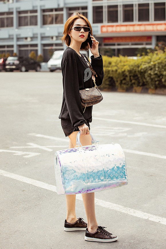 Đâu cần bikini, với style toàn hàng hiệu này - Ngọc Trinh cũng khiến dân tình bấn loạn - Hình 13