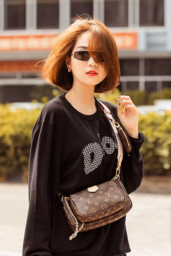 Đâu cần bikini, với style toàn hàng hiệu này - Ngọc Trinh cũng khiến dân tình bấn loạn - Hình 9