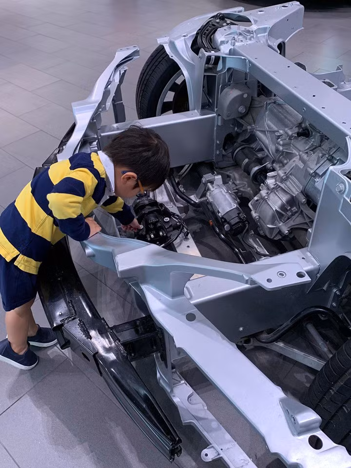 Cuộc sống của các Rich kid thế hệ 10X nhà sao Việt: Ở biệt thự triệu đô, tủ đồ ngập hàng hiệu, du lịch khắp thế giới ảnh 28