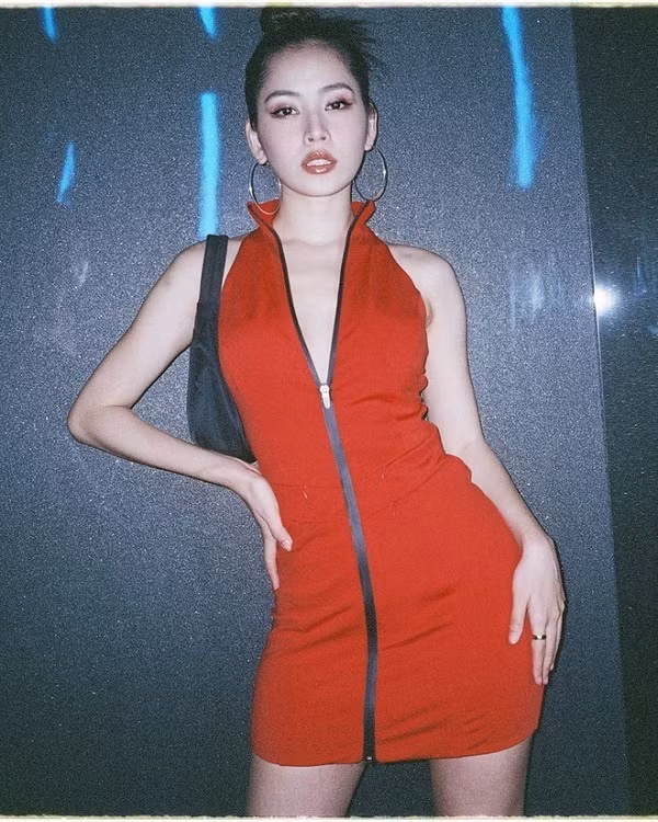 Vẫn bị nhận xét hát dở tệ như ngày đầu nhưng nhan sắc của Chi Pu lại ngày một lên hương