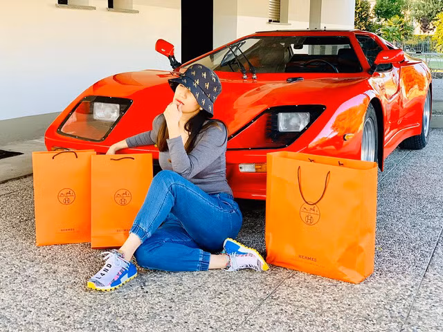 Mượn được thẻ của chồng, Khánh Thi "không thương tiếc" tậu cả đống hàng hiệu như thế này đây.