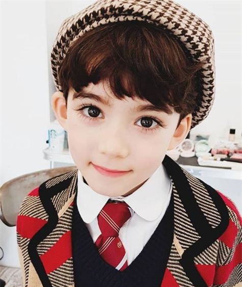 Bat ngo voi nhan sac cua cau be tung duoc menh danh la 