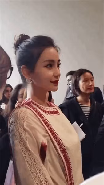 Nhan sắc Angela Baby chưa chỉnh sửa gây tranh cãi: Đầu đầy gàu vì chưa gội, lộ dấu hiệu lão hoá ở tuổi 30? - Ảnh 8.