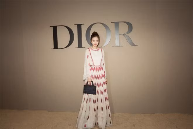 Nhan sắc Angela Baby chưa chỉnh sửa gây tranh cãi: Đầu đầy gàu vì chưa gội, lộ dấu hiệu lão hoá ở tuổi 30? - Ảnh 2.