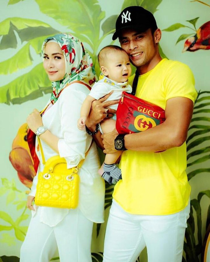 Dàn bạn gái và vợ toàn MC, diễn viên, người mẫu của đội tuyển Malaysia ảnh 11