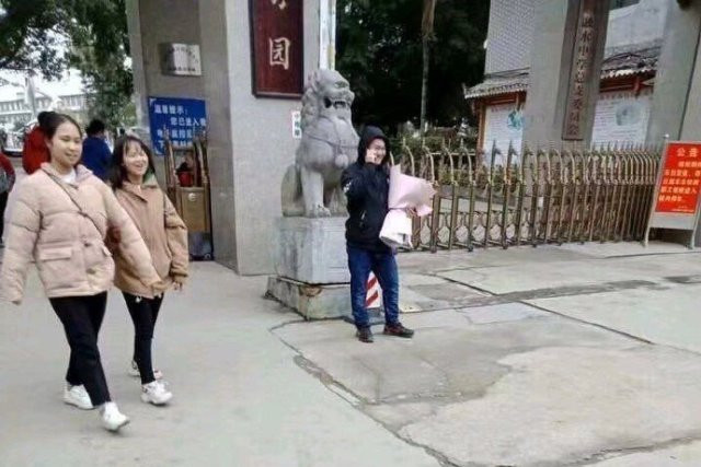 Một cô gái người Trung Quốc sốc nặng khi chàng người yêu trong mộng của mình vừa lùn, ngoại hình lại không mấy nổi bật.