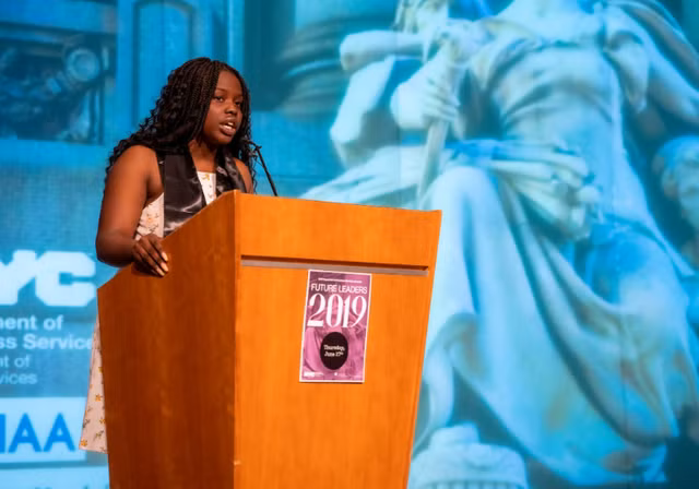 Một tân sinh viên phát biểu trong buổi lễ tốt nghiệp trung học và bước vào đại học (Ảnh: Homeless Service).