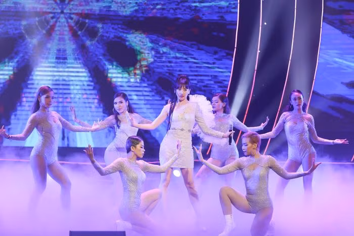 Cũng bộ váy đó, nhưng khi tháo bỏ phần tùng liền trở thành một chiếc đầm ngắn, hoàn hảo cho những ca khúc sôi động, cần nhiều động tác vũ đạo.