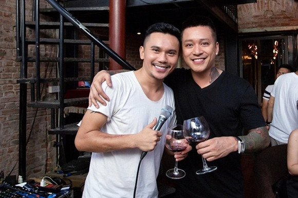 Thực hư Tuấn Hưng - Tú Dưa sứt mẻ tình bạn chỉ vì tiền bản quyền ảnh 3 Tuấn Hưng - Tú Dưa sứt mẻ tình bạn con chấy cắn đôi chỉ vì không minh bạch tiền bản quyền?-3