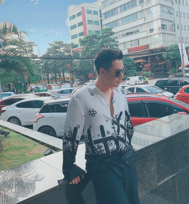 Sau phẫu thuật thẩm mỹ, Việt Anh gây ‘sốc’ với gương mặt nữ tính ảnh 5 Hết bị chê búp bê lỗi, Việt Anh lại gây ‘sốc’ với gương mặt nữ tính - ảnh 6