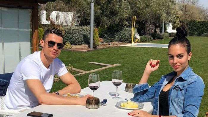 18 câu chuyện tuyệt vời khiến bạn phải thay đổi suy nghĩ về Cristiano Ronaldo ảnh 17 CR7 đi nghỉ dưỡng cùng bạn gái Georgina.