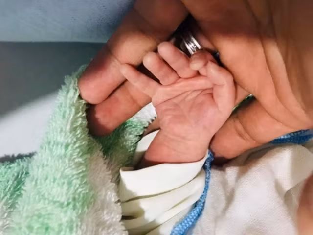 Hình ảnh bàn tay con trai được Trương Nam Thành chia sẻ ngay sau khi bé chào đời.