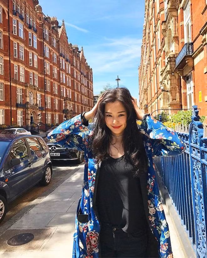 Nhan sắc trẻ trung, hấp dẫn của người đẹp 36 tuổi tại trời Tây