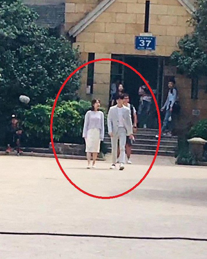 Vào vai nữ sinh viên, Dương Tử lại bị chê ăn mặc già nua như mẹ của nam chính khi sánh đôi với Tiêu Chiến - Ảnh 9. Vào vai nữ sinh viên, Dương Tử lại bị chê ăn mặc già nua như mẹ của nam chính khi sánh đôi với Tiêu Chiến - Ảnh 9.