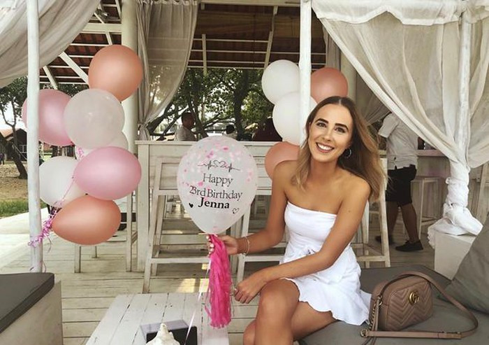 Dàn bạn gái và vợ toàn MC, diễn viên, người mẫu của đội tuyển Malaysia ảnh 8