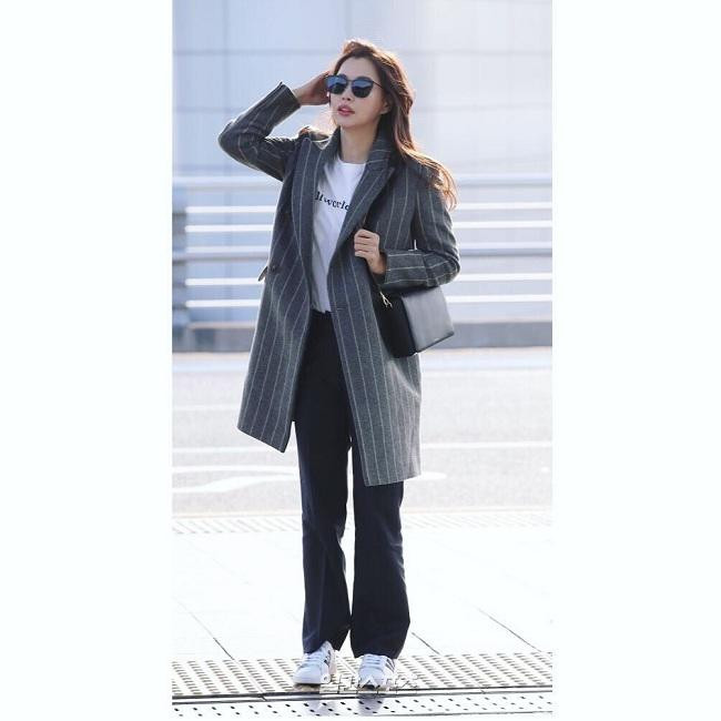 Thời trang đường phố hay sân bay của hoa hậu thông minh và gợi cảm nhất Hàn Quốc thường thấy nhất mỗi khi xuất hiện trước công chúng. Với áo thun mix cùng quần jeans và kiểu áo blazer hay măng tô oversized