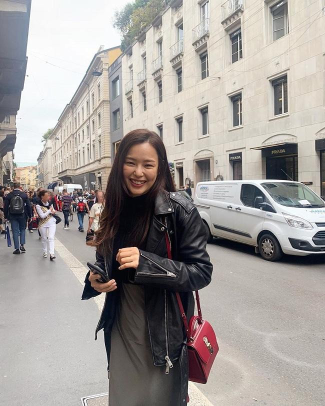 Mặt mộc khi dạo phố trời Tây với áo đầm thun giản dị cùng áo khoác da giữ ấm