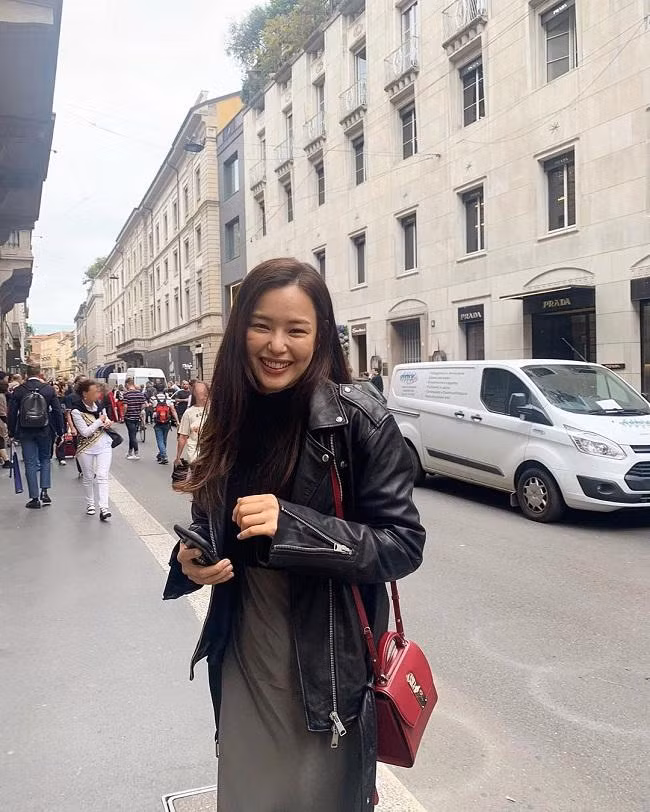 Mặt mộc khi dạo phố trời Tây với áo đầm thun giản dị cùng áo khoác da giữ ấm