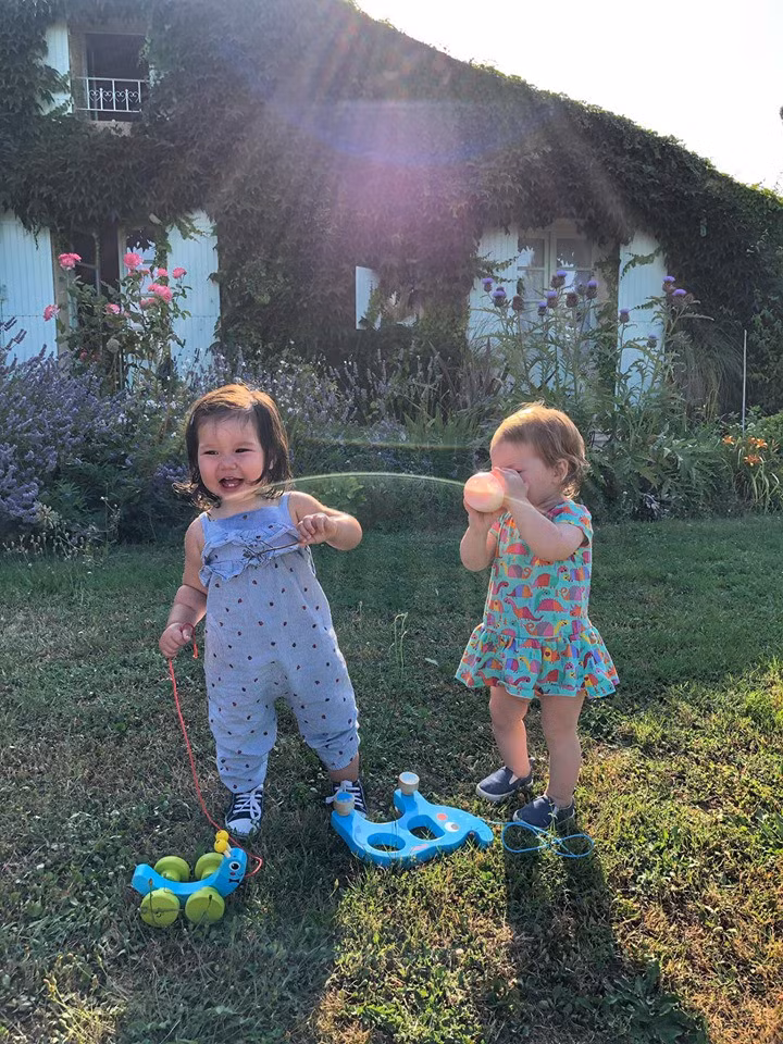 Cuộc sống của các Rich kid thế hệ 10X nhà sao Việt: Ở biệt thự triệu đô, tủ đồ ngập hàng hiệu, du lịch khắp thế giới ảnh 60