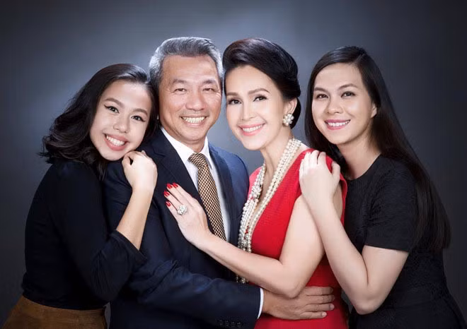 Hai con gái của “nữ hoàng ảnh lịch” Diễm My 6x và doanh nhân Hà Tôn Đức.