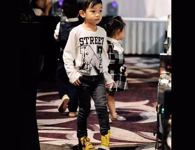 Cuộc sống của các Rich kid thế hệ 10X nhà sao Việt: Ở biệt thự triệu đô, tủ đồ ngập hàng hiệu, du lịch khắp thế giới ảnh 36