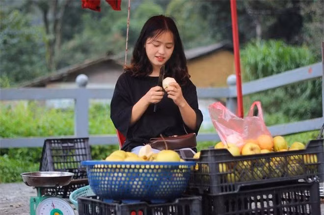 Hà Giang gây sốt MXH bởi cô gái bán lê xinh đẹp.