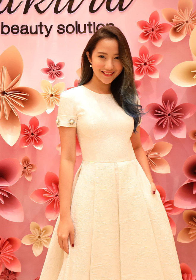 Chia tay thiếu gia Phan Thành, hot girl Primmy Trương ngày càng trẻ trung quyến rũ ảnh 1 Như hầu hết các beauty blogger, Primmy Trương chọn phong cách nhẹ nhàng với gương mặt trang điểm trong veo mỗi khi xuất hiện - Ảnh: SK