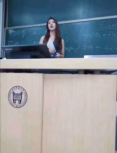 Nữ giảng viên trẻ đẹp xuất thần trong loạt ảnh chụp lén, khiến sinh viên ngày nào cũng muốn đến trường ảnh 3 Nữ giảng viên trẻ giật mọi spotlight bởi loạt ảnh chụp lén ở góc nào cũng đẹp lịm tim-3