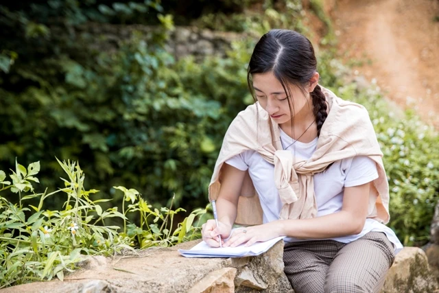 Lương Thùy Linh viết thư tay kêu gọi quyên góp đắp đường.