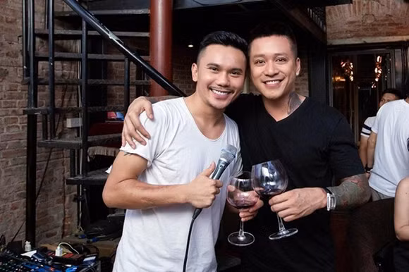 Tuấn Hưng nhập viện, tiết lộ bị hở van tim.