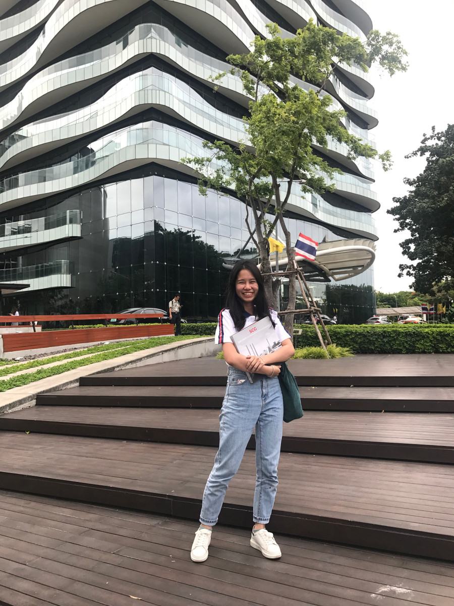 Hoàng Ngọc rất hào hứng trong chuyến đi thực tế 01 tuần tại Thái Lan trong khuôn khổ chương trình SCG Thực tập sinh Tài năng – SCG Excellent Internship. Vì với Ngọc, chuyến đi này sẽ mang lại nhiều trải nghiệm và bài học đáng nhớ trong suốt thời gian thực tập. Hoàng Ngọc rất hào hứng trong chuyến đi thực tế 01 tuần tại Thái Lan trong khuôn khổ chương trình SCG Thực tập sinh Tài năng – SCG Excellent Internship. Vì với Ngọc, chuyến đi này sẽ mang lại nhiều trải nghiệm và bài học đáng nhớ trong suốt thời gian thực tập.