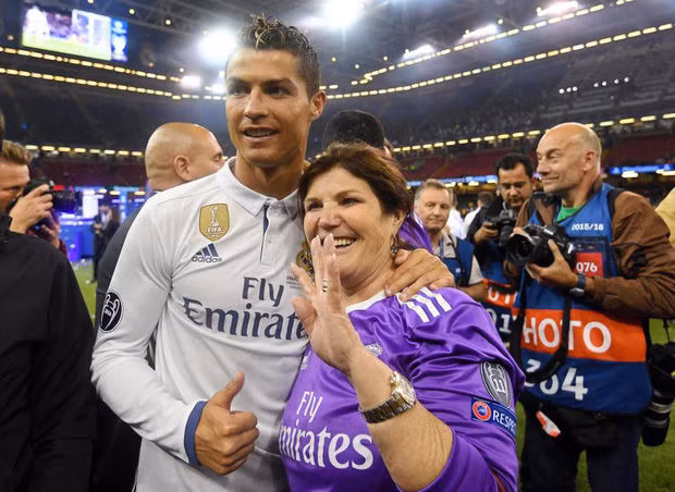 Siêu sao Bồ Đào Nha và mẹ.