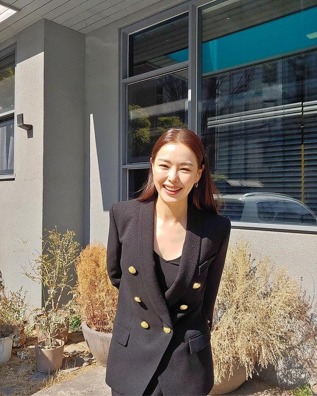 Những khi trời trở lạnh, các kiểu áo blazer hay vest sẽ được Honey Lee sử dụng triệt để