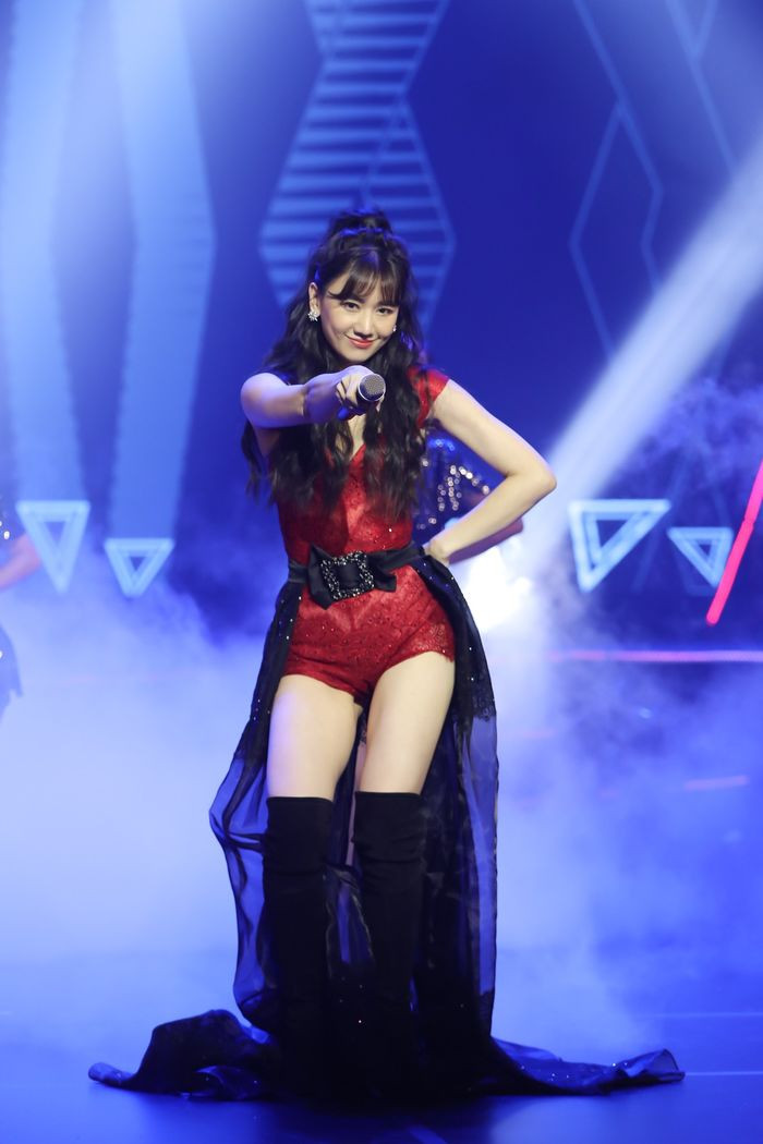 Hari Won tiết kiệm cho Trấn Thành khối tiền khi làm điều này ảnh 7 Việc phối cùng boots cao cổ cũng góp phần kéo dài đôi chân, tôn làn da trắng sứ, gợi cảm.