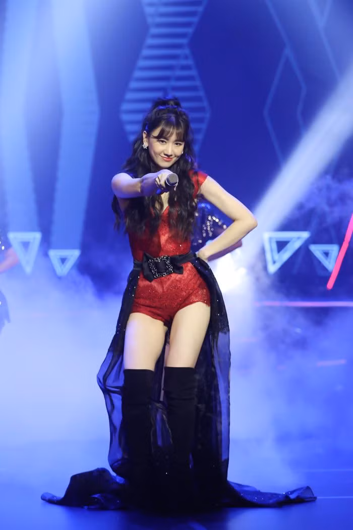 Việc phối cùng boots cao cổ cũng góp phần kéo dài đôi chân, tôn làn da trắng sứ, gợi cảm.