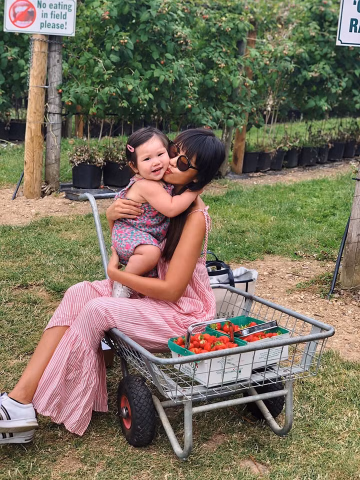 Cuộc sống của các Rich kid thế hệ 10X nhà sao Việt: Ở biệt thự triệu đô, tủ đồ ngập hàng hiệu, du lịch khắp thế giới ảnh 57